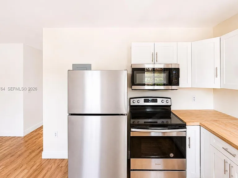 410 76th St #5 — Photo 3