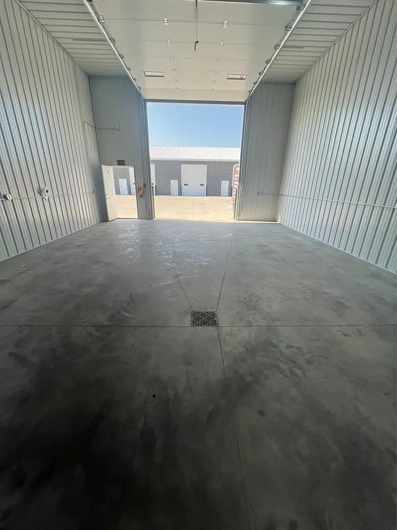Shop Space — Photo 2
