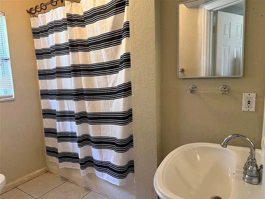5 bed, 3.0 bath, 1832 sqft, $2,500 — Photo 4