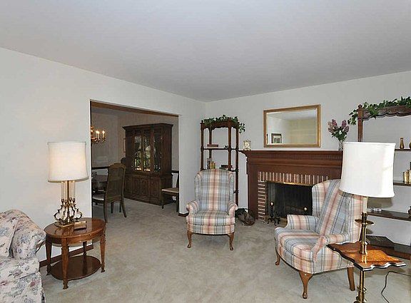 2nd image of 1107 N Carlyle Ct