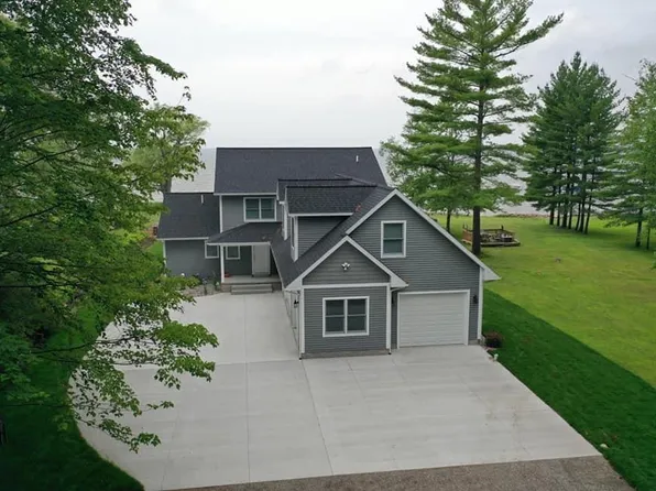 416 McDonald Dr, Houghton Lake, MI 48629
