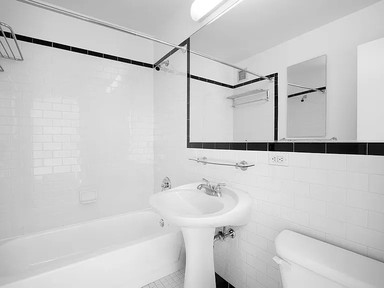 420 W 42nd St #20A — Photo 6