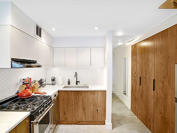 4th image of 211 Thompson St #Phk