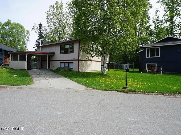 2935 Donington Dr — Photo 2