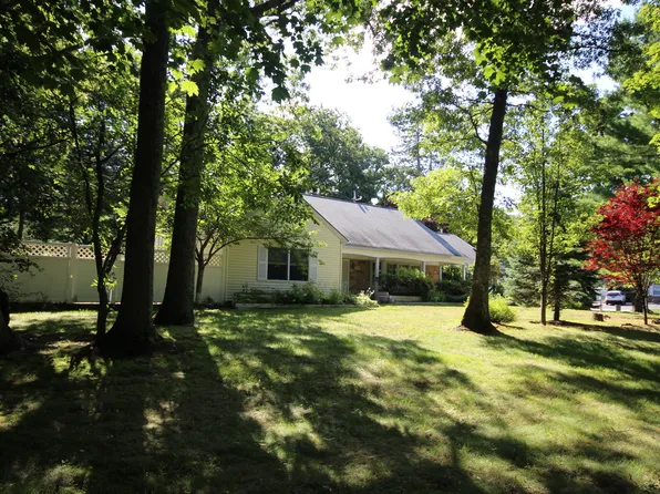 41 Pembrook Dr, Stony Brook, NY 11790