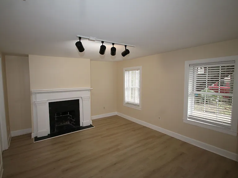 209 W Hall St #B — Photo 9