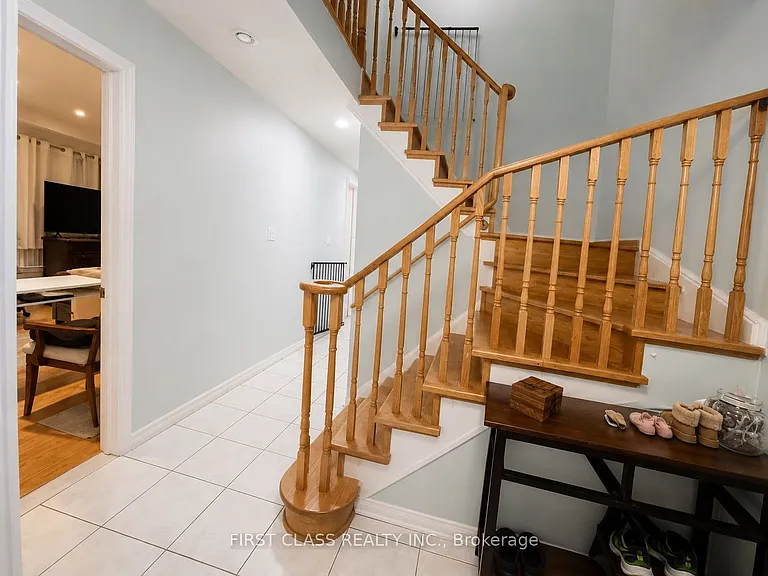 18 Angela Ct #UPPER — Photo 2