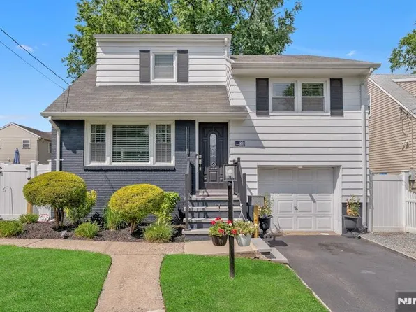 201 Maiden Ln, Bergenfield, NJ 07621