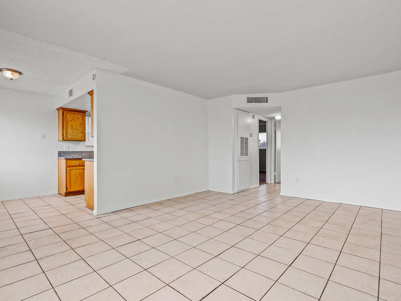 3308 W Loma Ln — Photo 3