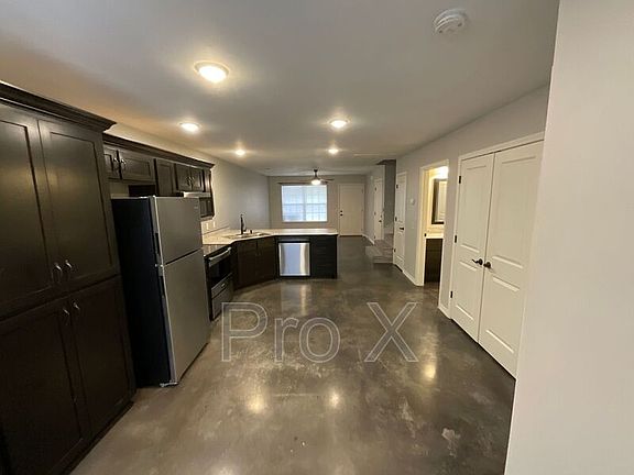 4th image of 611 Easton Dr #B