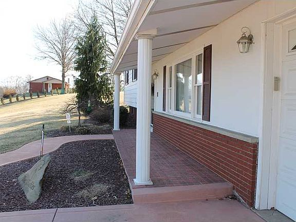 3rd image of 6 Royal Oaks Dr
