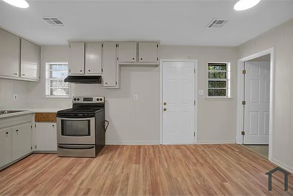 724 Golden Gate Dr — Photo 2