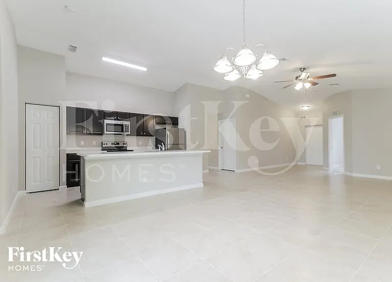 150 Breakwater St SE — Photo 3
