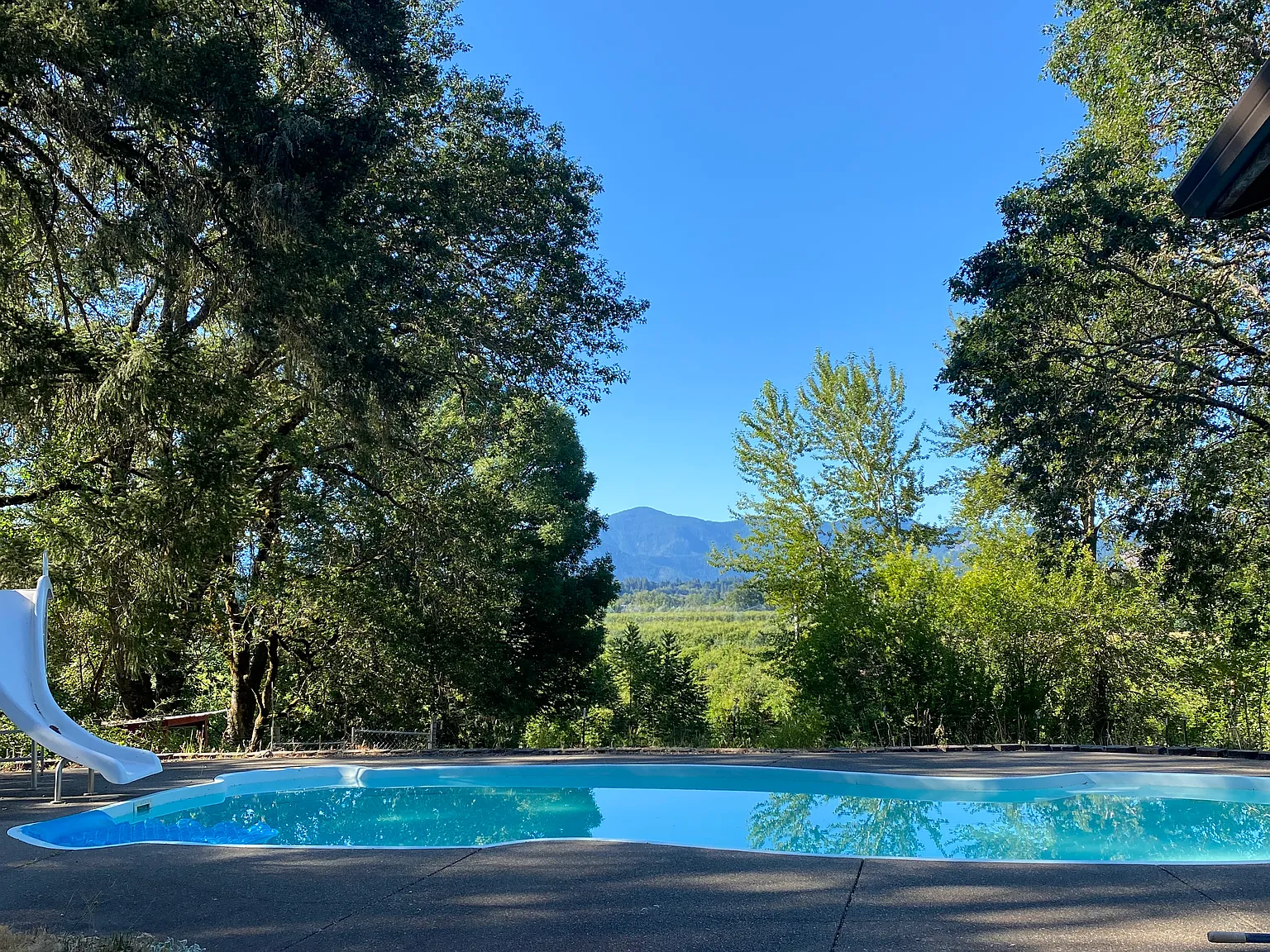 3 bed, 2500 sqft, $2,800 — Photo 1