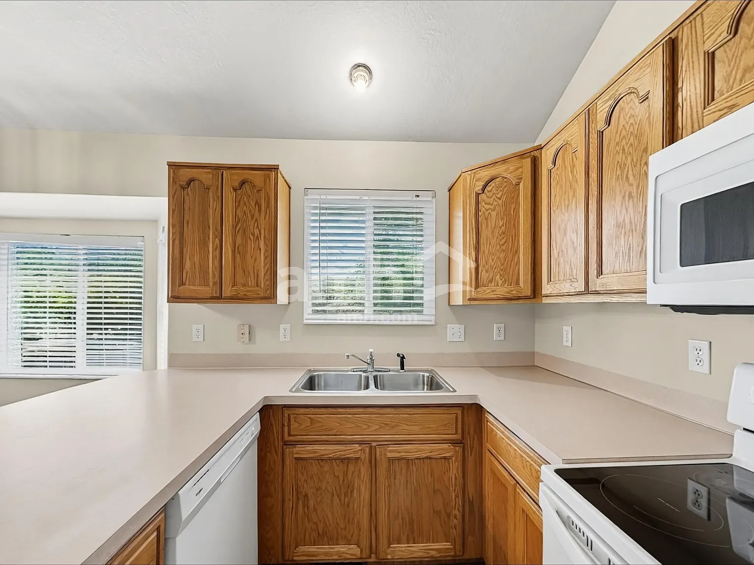 5 bed, 3.5 bath, 2006 sqft, $2,690 — Photo 4