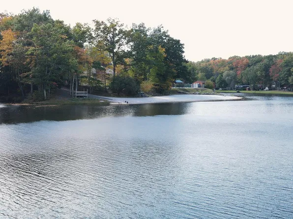 1765 Lake Dr S, Milford, PA 18337