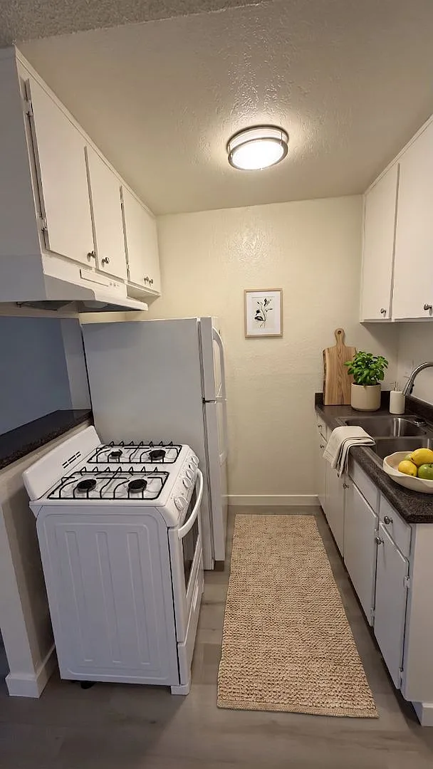 11450 Calvert St — Photo 3