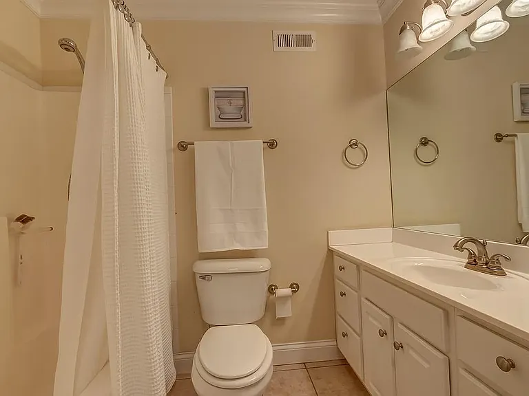 909 Village Green Ave — Photo 33