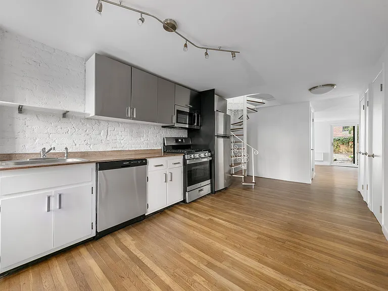 310 W 19th St #1 — Photo 3