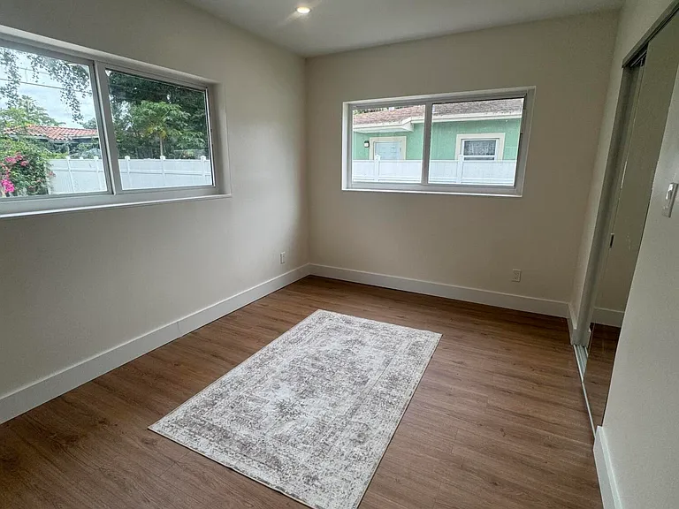 725 NE 160th Ter — Photo 21
