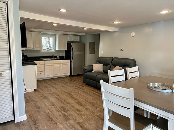 5th image of 317 Shaker Rd APT 2