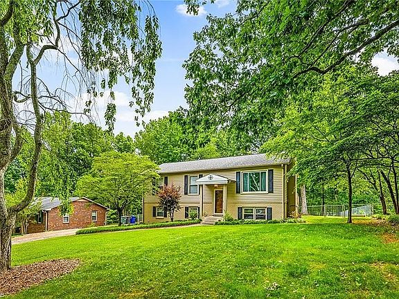 3rd image of 815 Ellington Dr