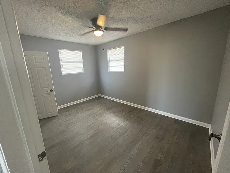 338 W Bay Ave — Photo 10