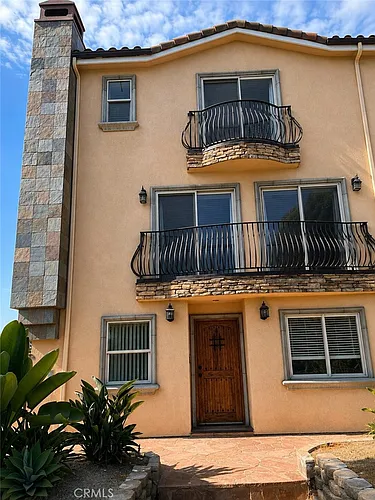 16723 Victory Blvd #3 Photo 1