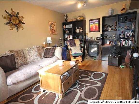 3rd image of 7 E Revere Ln