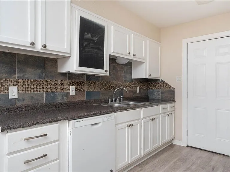 1217 Baywood Ln — Photo 9