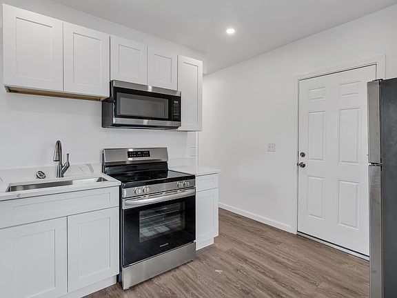 4th image of 1320-1322 Elmwood Ave #3