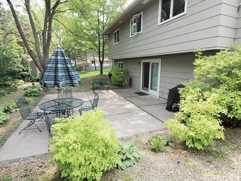 572 Kent Cir — Photo 10