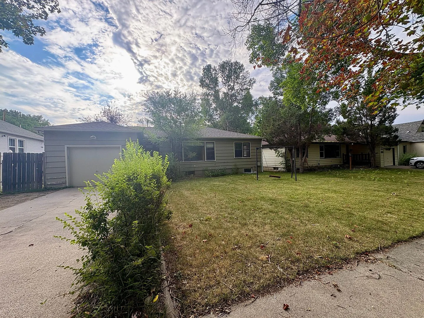 Spacious 5-Bedroom Home with Fenced Yard & Central A/C — Photo 2