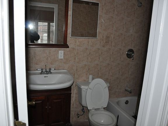 4th image of 226 Tompkins Ave
