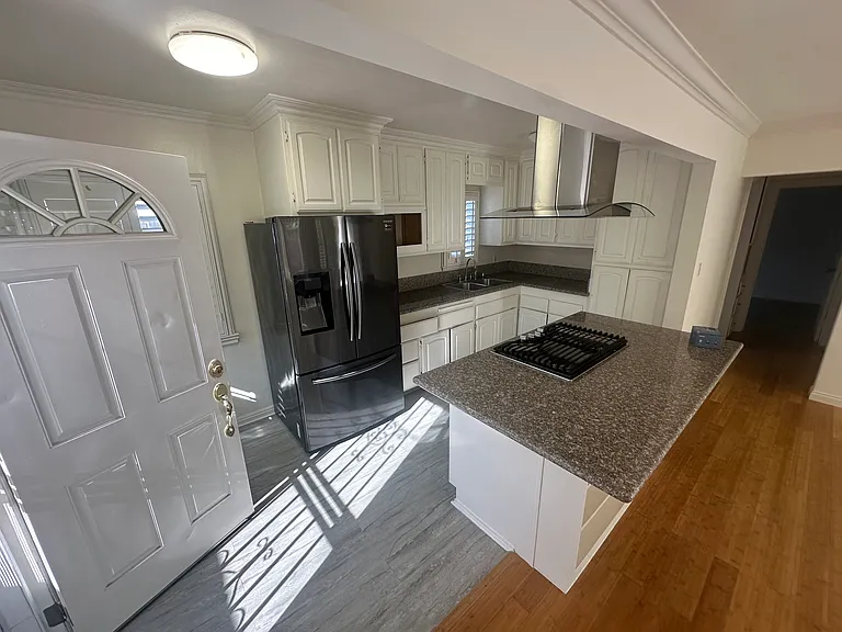 1524 Loma Ave #B — Photo 8
