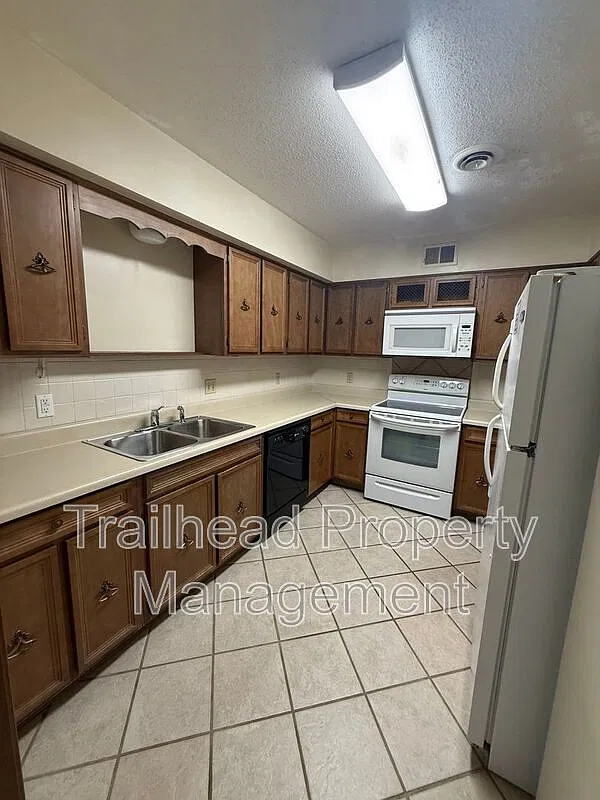 Studio, 1100 sqft, $1,200 — Photo 4