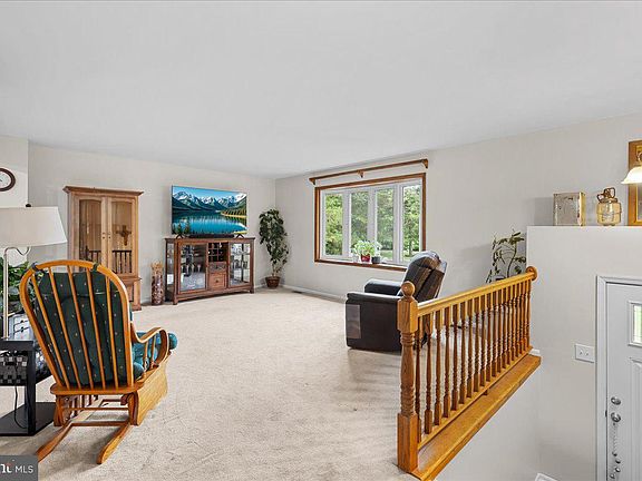 5th image of 527 Fairview Rd
