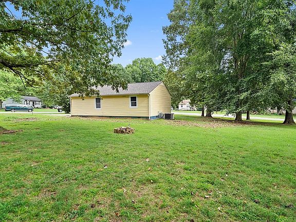 3rd image of 381 Treeland Dr