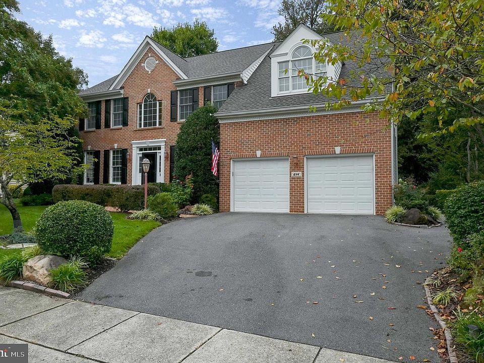 1st image of 614 Hidden Pond Ln #4