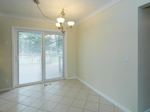 5th image of 504 W Melody Ave