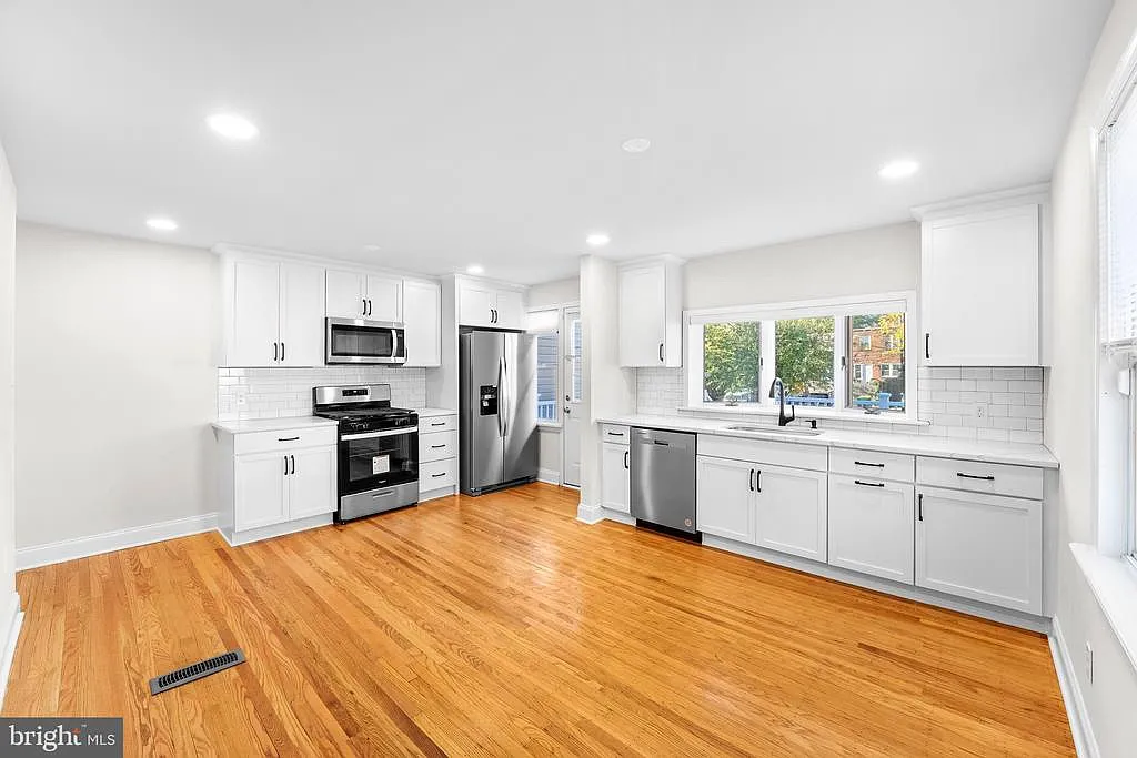 3 bed, 1.5 bath, 1150 sqft, $2,200 — Photo 3