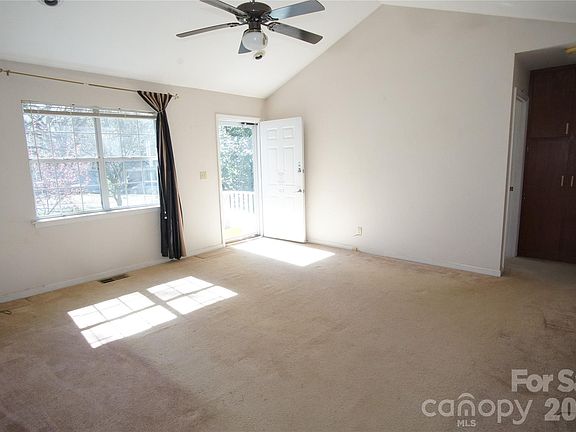 3rd image of 615 Hillcrest St