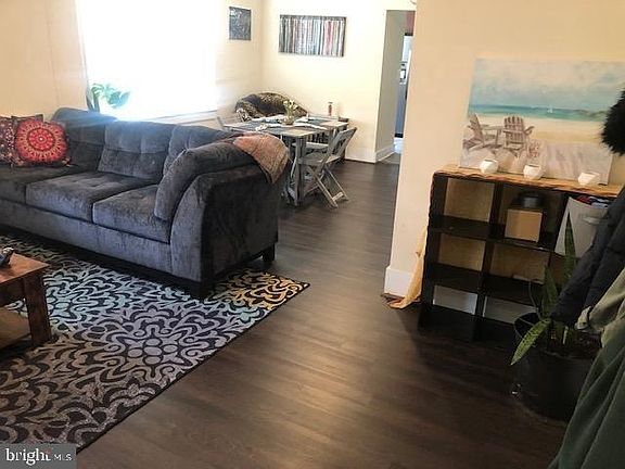 4th image of 11108 Lincoln Ave