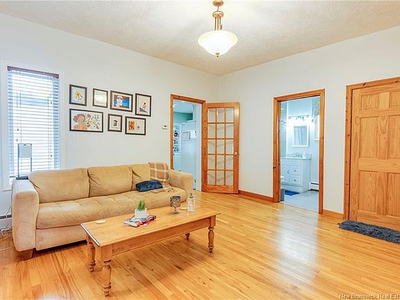 4th image of 377 Douglas Ave
