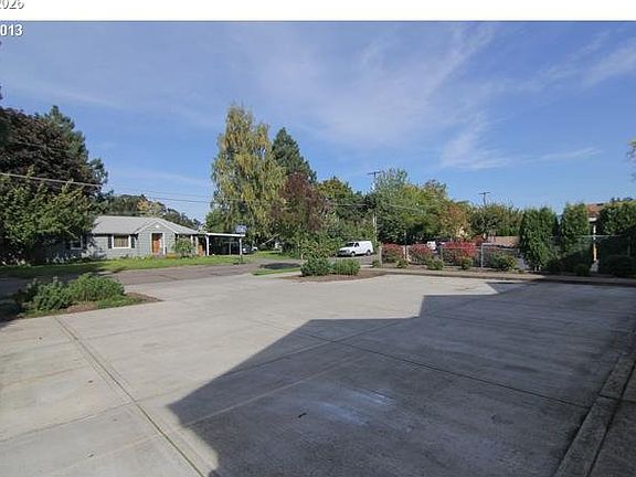 3rd image of 1552 E 3rd St