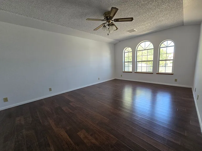 905 Cimarron Ct — Photo 3