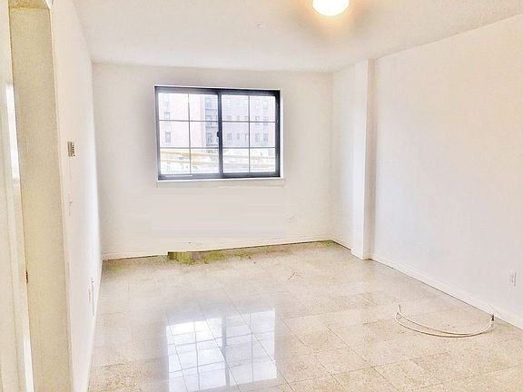 3rd image of 25-24 Broadway #3FF