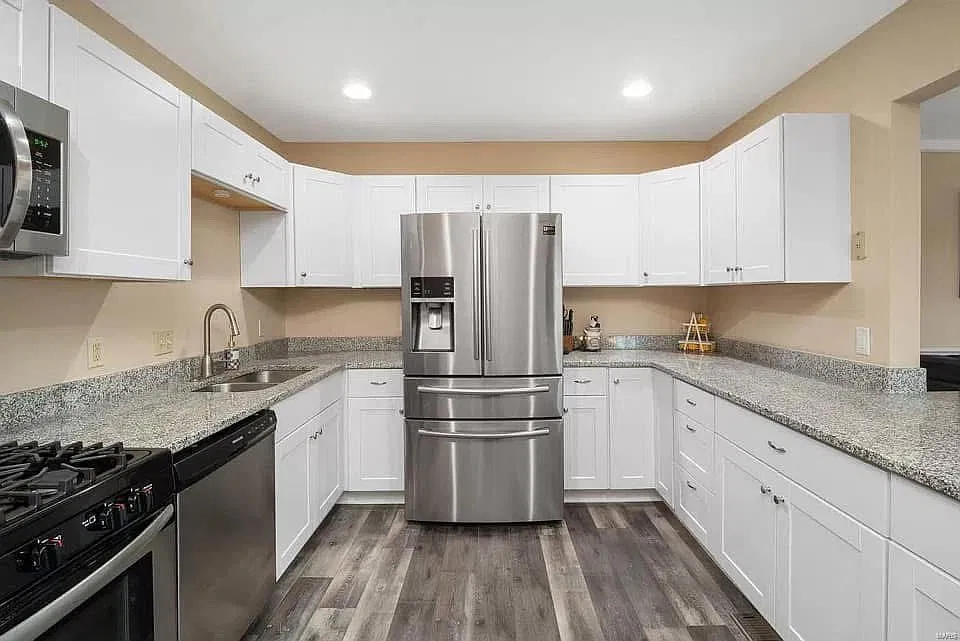 3 bed, 1300 sqft, $2,400 — Photo 2