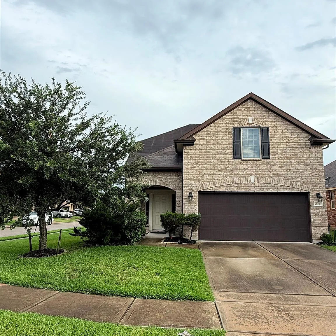 4 bed, 2.5 bath, 2321 sqft, $2,400 — Photo 2