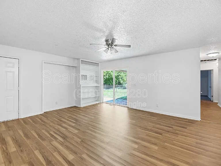 313 E Woodrow Pl — Photo 7